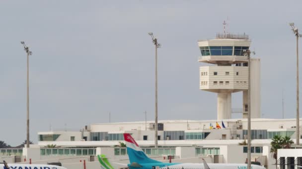 Ланзароте Испания Декабря 2021 Фоне Синего Неба Белое Здание Аэропорта — стоковое видео