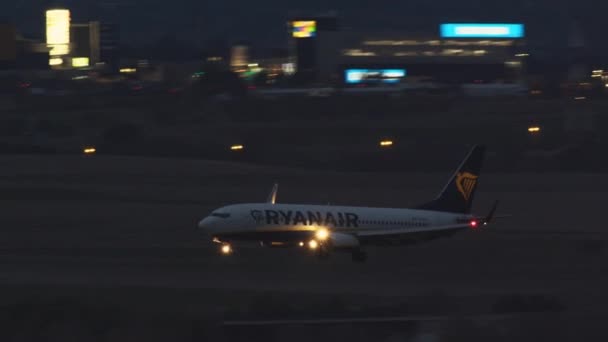Madrid Spanien December 2021 Ryanair Passagerarplan Närmar Sig För Landning — Stockvideo