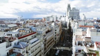 İspanya 'nın Gran Via caddesinde ofis binası ve araba trafiği olan Aerial Madrid silüeti. Kalabalık yerleşim alanları.