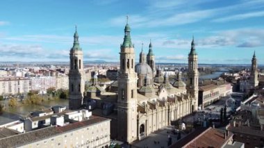 Bazilika del Pilar 'ın havadan görünüşü ve Zaragoza, İspanya' daki meydanında yürüyen insanlar. Ebro nehir kenarındaki Roma katolik katedrali