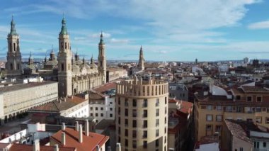 Bazilika Nuestra Sinyora del Pilar 'ın apartman daireleriyle çevrili hava manzarası. İspanya, Zaragoza 'nın ünlü simgesi.