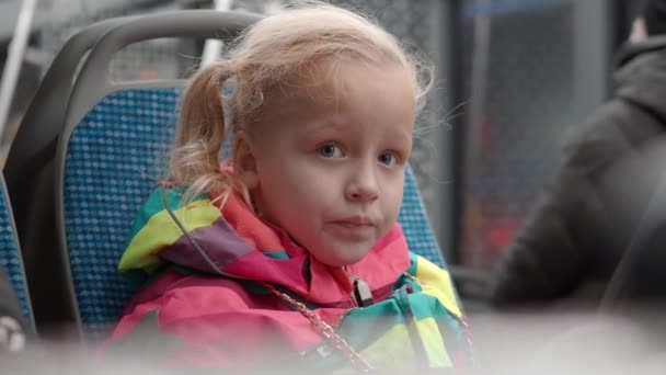 Schönes Vierjähriges Vorstadtmädchen Mit Blonden Haaren Und Blauen Augen Mädchen — Stockvideo