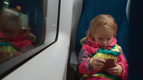 Ragazza Quattro Anni Che Viaggio Treno Tarda Sera Utilizza Smartphone — Video Stock