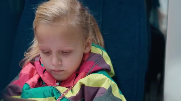 Ein Kleines Kaukasisches Mädchen Farbigen Overall Mit Handy Fährt Einem — Stockvideo