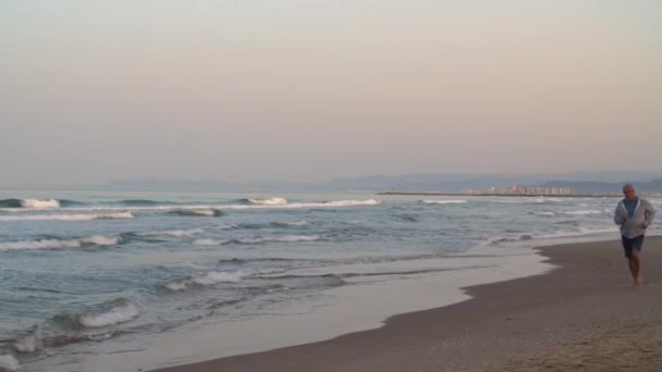 Uomo Anziano Che Corre Lungo Spiaggia Dell Oceano Tramonto Maschio — Video Stock