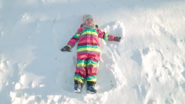 Vue Dessus Enfant Heureux Salopette Colorée Faisant Ange Neige Jour — Video