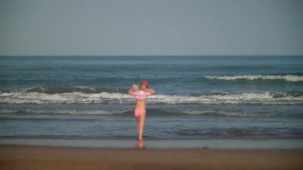 Κοριτσάκι Χαίρεται Τρέχει Ξυπόλητο Στην Παραλία Χαρούμενο Παιδί Που Διασκεδάζει — Αρχείο Βίντεο