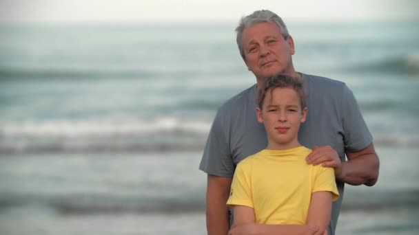 Een Tienerkleinzoon Met Grootvader Tegen Oceaan Familie Portret Buiten Nauwe — Stockvideo