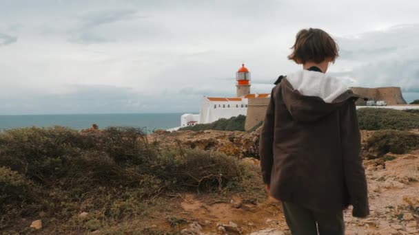 Junge Reisende Erkunden Die Küste Und Fotografieren Den Leuchtturm Von — Stockvideo