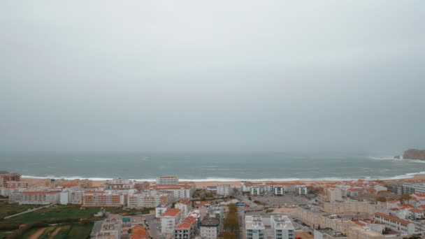 Portekiz Deki Nazare Sahnesi Okyanus Manzarası Sisli Ufuk Sahil Şeridi — Stok video