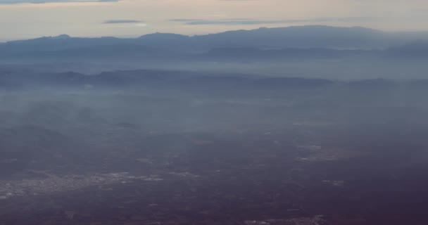 Het Vliegtuig Vliegt Hoog Boven Grond Wolken Bergen Stad Zien — Stockvideo