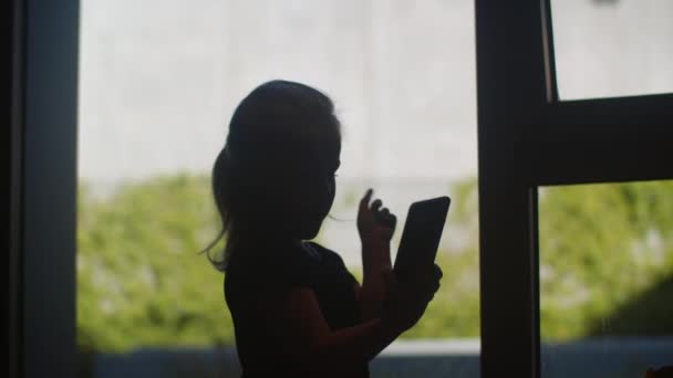 Krásná Holčička Dělá Legrační Obličeje Pro Mobilní Selfie Nebo Pomocí — Stock video