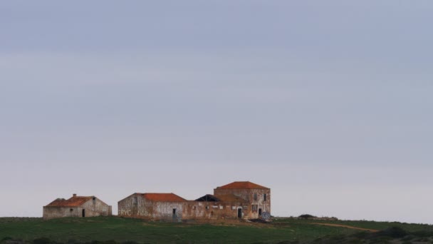 Verlaten Half Verwoeste Boerengebouwen Woestenij Tegen Een Heldere Avondlucht Gebied — Stockvideo