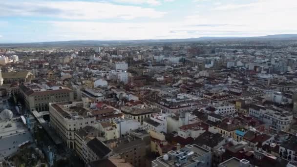スペインのサラゴサの空中都市 広大な住宅地に家の屋根と都市のシーン 密集した住宅街 広いショット — ストック動画