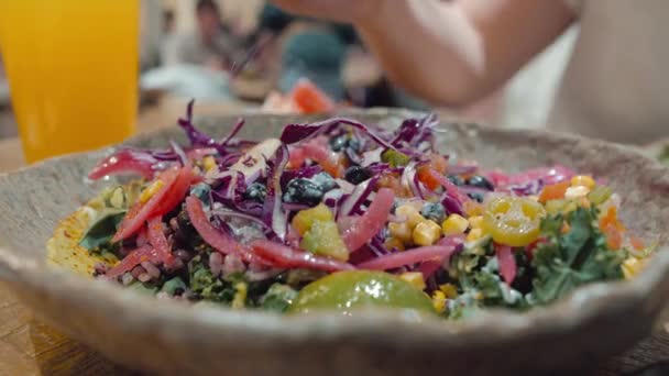 Крупный План Женщины Обедающей Аппетитным Свежим Овощным Салатом Здоровое Вкусное — стоковое видео