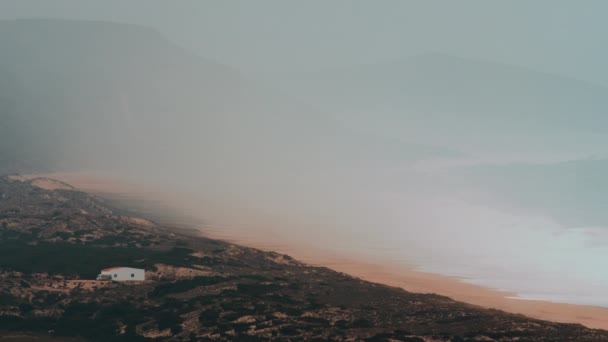 Schilderachtig Landschap Van Strand Oceaan Met Bergen Dichte Mist Portugal — Stockvideo