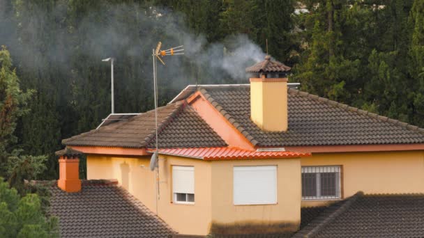 Casa Com Fachada Laranja Clara Telhados Castanhos Está Rodeada Por — Vídeo de Stock