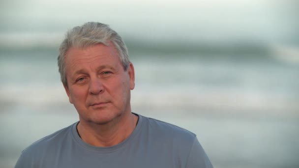Close Portret Van Senior Man Tegen Wazige Oceaan Gepensioneerde Man — Stockvideo