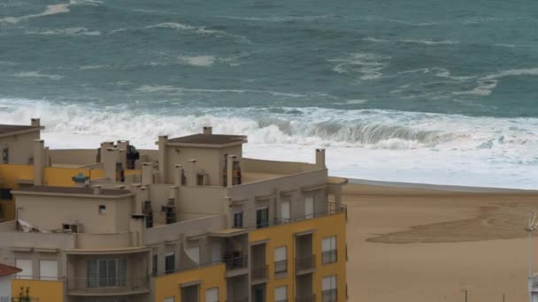 Hotellbyggnad Stranden Med Kraftiga Havsvågor Som Rullar Och Bryter Kusten — Stockvideo