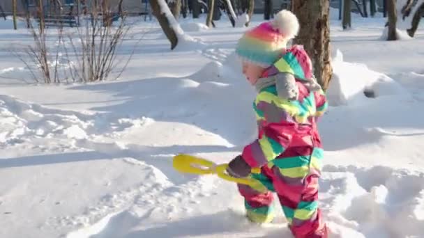 Маленькая Девочка Счастлива Открытом Воздухе Солнечный Зимний День Веселое Дитя — стоковое видео