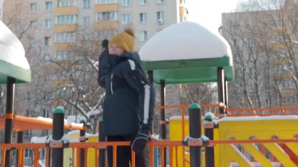 Criança Feliz Divertindo Playground Inverno Rapaz Atirar Neve Para Câmara — Vídeo de Stock