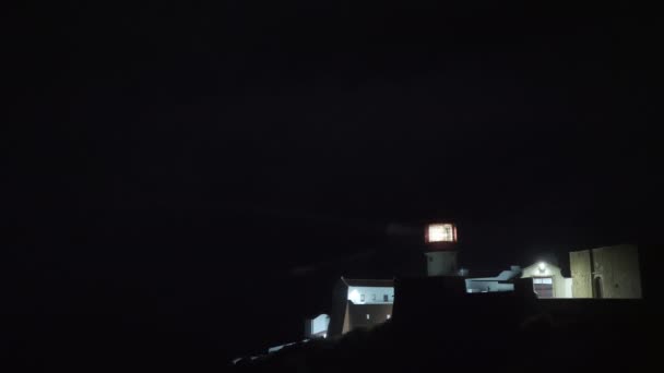 ポルトガルのセントビンセント灯台の夜のスピードアップショット 光のビームは 回転レンズから来て 完全な暗闇の中で印象的です 海上航行 — ストック動画