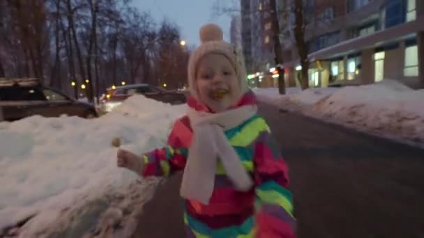Frontansicht Eines Lachenden Kleinen Mädchens Bunten Overalls Das Der Abendlichen — Stockvideo