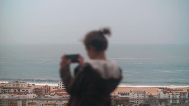 Adolescente Niño Tomando Fotos Móviles Una Ciudad Turística Desde Balcón — Vídeos de Stock