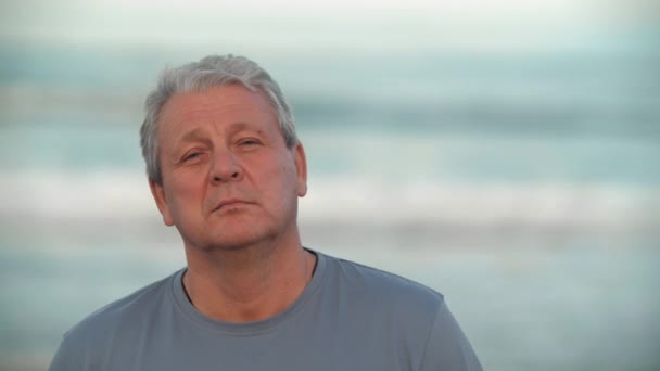 Großaufnahme Porträt Eines Zurückhaltenden Älteren Mannes Mit Grauen Haaren Vor — Stockvideo