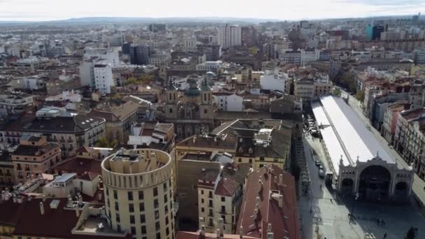 晴れた日にサラゴサの住宅街や中央市場の建物の空中ビュー 街の屋根とスカイライン — ストック動画