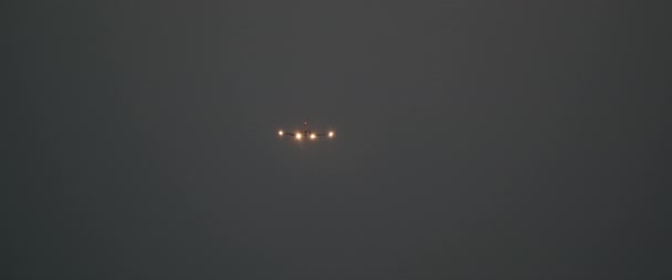 Čelní Pohled Přistání Osobního Letadla Noci Světle Značkovacích Světel Světlometů — Stock video