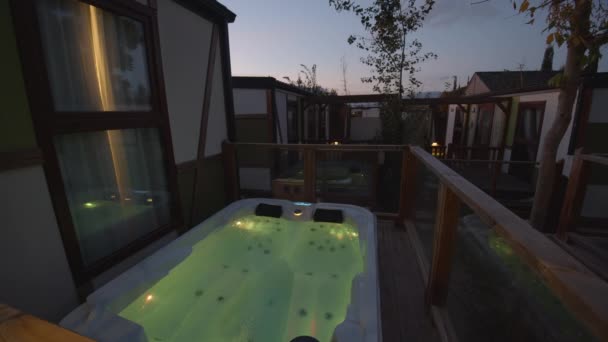 Salle Bain Extérieure Est Installée Dans Espace Ouvert Sur Balcon — Video