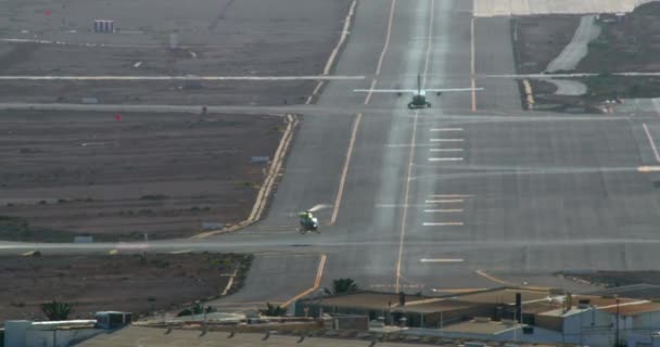 Avión Pasajeros Taxis Largo Pista Helicóptero Bomberos Vuela Alrededor Zona — Vídeos de Stock