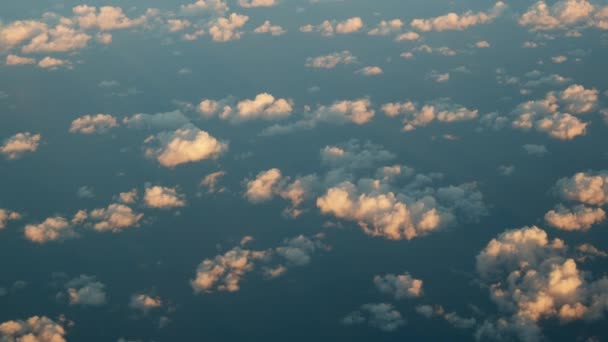 Vista Desde Ojo Buey Avión Volando Sobre Hermoso Paisaje Nublado — Vídeos de Stock