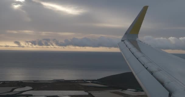 从窗户看飞机的机翼 沿着海面飞行 降落在机场跑道上 — 图库视频影像