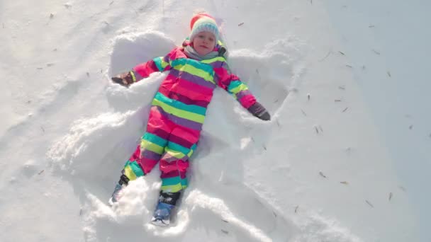 Une Fille Dans Une Salopette Couleur Vive Chapeau Chaud Trouve — Video