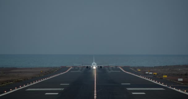 Čelní Pohled Osobní Letadlo Zrychluje Dráze Okraje Moře Zvedá Země — Stock video
