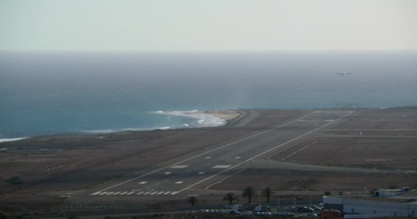 正面ビュー 飛行機は海から着陸するための空港に入ってくる — ストック動画