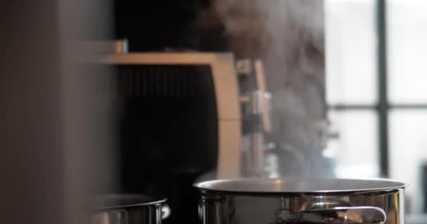 Buharı Tüten Paslanmaz Çelik Demlik Mutfaktaki Ocakta Ile Kahve Makinesinin — Stok video