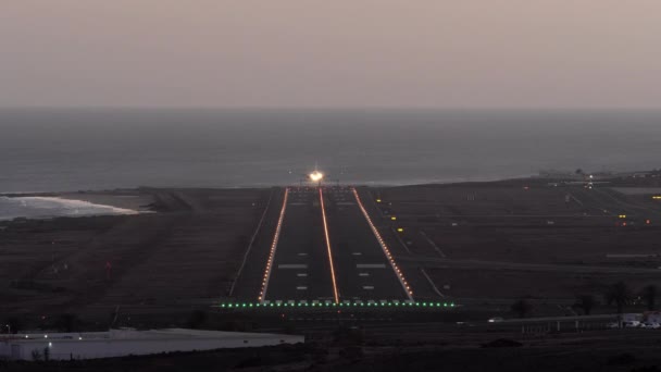 Upływ Czasu Samoloty Pasażerskie Jeden Drugim Lądują Nocą Pasie Startowym — Wideo stockowe