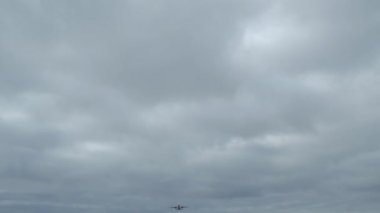 Ön manzara - uçak yükselmeye devam ediyor, bulutlu bir gökyüzüne doğru.