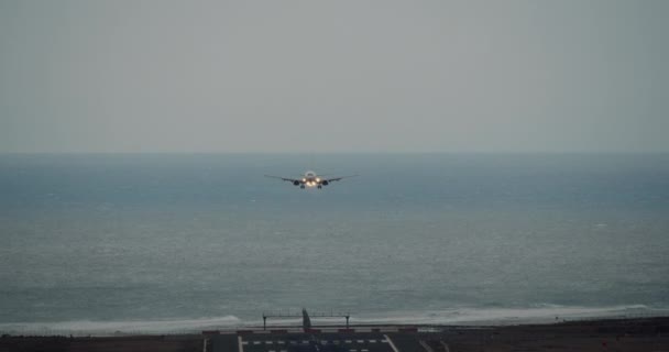Frontaal Zicht Het Vliegtuig Landt Landt Landingsbaan Van Luchthaven Oceaan — Stockvideo