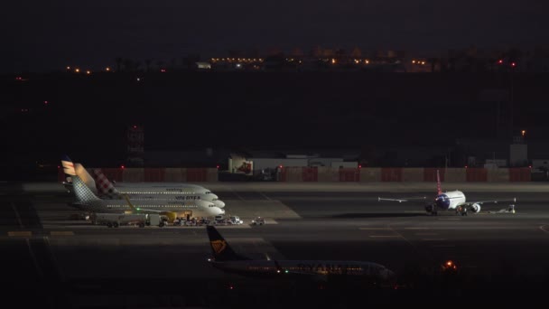 Lanzarote Spanien December 2022 Planen Står Parkerade Flygplatsen Natten Andra — Stockvideo