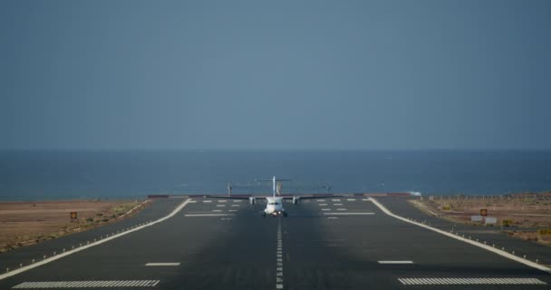 Frontal View Αεροπλάνο Απογειώνεται Από Διάδρομο Φώτα Πρωί Απογειώνεται Από — Αρχείο Βίντεο