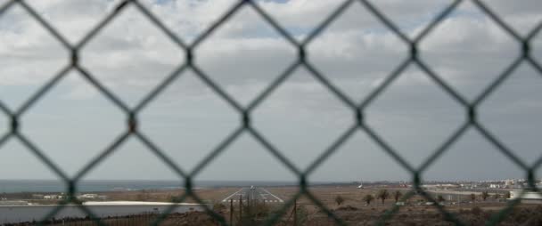 Vedere Aerodromului Unui Avion Pasageri Care Decolează Fundalul Cerului Gard — Videoclip de stoc