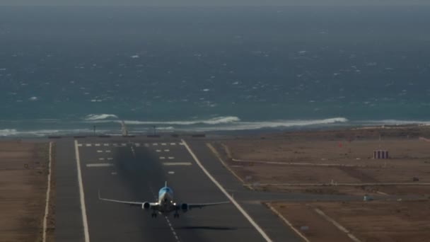 Prise Vue Frontale Aéronef Décollant Piste Aérodrome Partir Bord Mer — Video