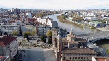 ZARAGOZA, İspanya - 23 Kasım 2021: San Juan de los Panetes Kilisesi ve Ebro Nehri üzerindeki Santiago Köprüsü ile havadan nehir kenti