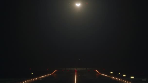 Frontal Bir Yolcu Uçağı Gece Kalkıyor Parlak Işıklı Bir Havaalanı — Stok video