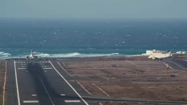 Geniş Açı Havalanan Sabah Inen Uçaklar Kıyı Şeridine Yakın Mavi — Stok video