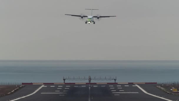 正面図 水上端から始まる滑走路上の旅客用飛行機の着陸 — ストック動画
